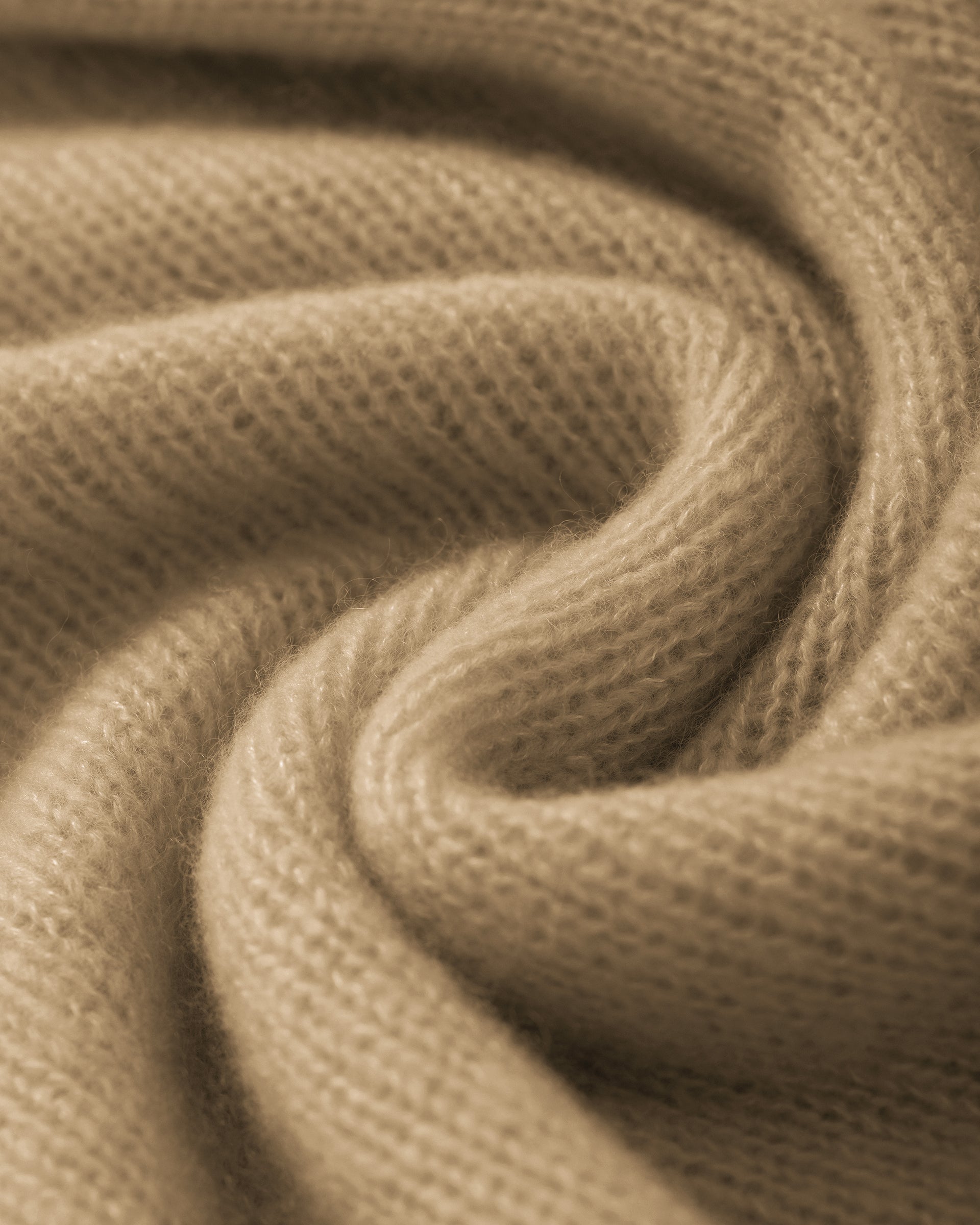 Damen Pullover aus 75 % Kaschmir und 25 % Seide in mokka (beige) – mittelschwerer, glatt gestrickter Pullover mit dekorativem Lochmuster an den Ärmeln, lässig figurbetonter Passform, U-Boot-Ausschnitt, klassischer Schulter sowie langen, schmalen und geraden Ärmeln