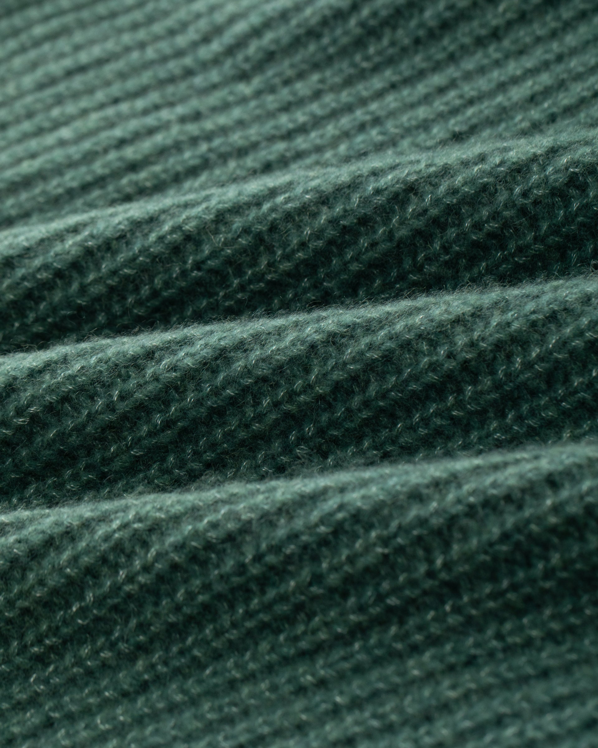 Damen Pullover aus 75 % Kaschmir und 25 % Seide in Emerald – Pullover in grober Halbpatent-Strickstruktur mit locker fallender Passform. Der Stehkragen, Raglanärmel sowie die langen, schmalen Ärmel mit umgeschlagenen Bündchen verleihen dem Modell eine moderne Silhouette. Seitliche Schlitze sorgen für zusätzlichen Tragekomfort und runden das zeitlose Design ab.