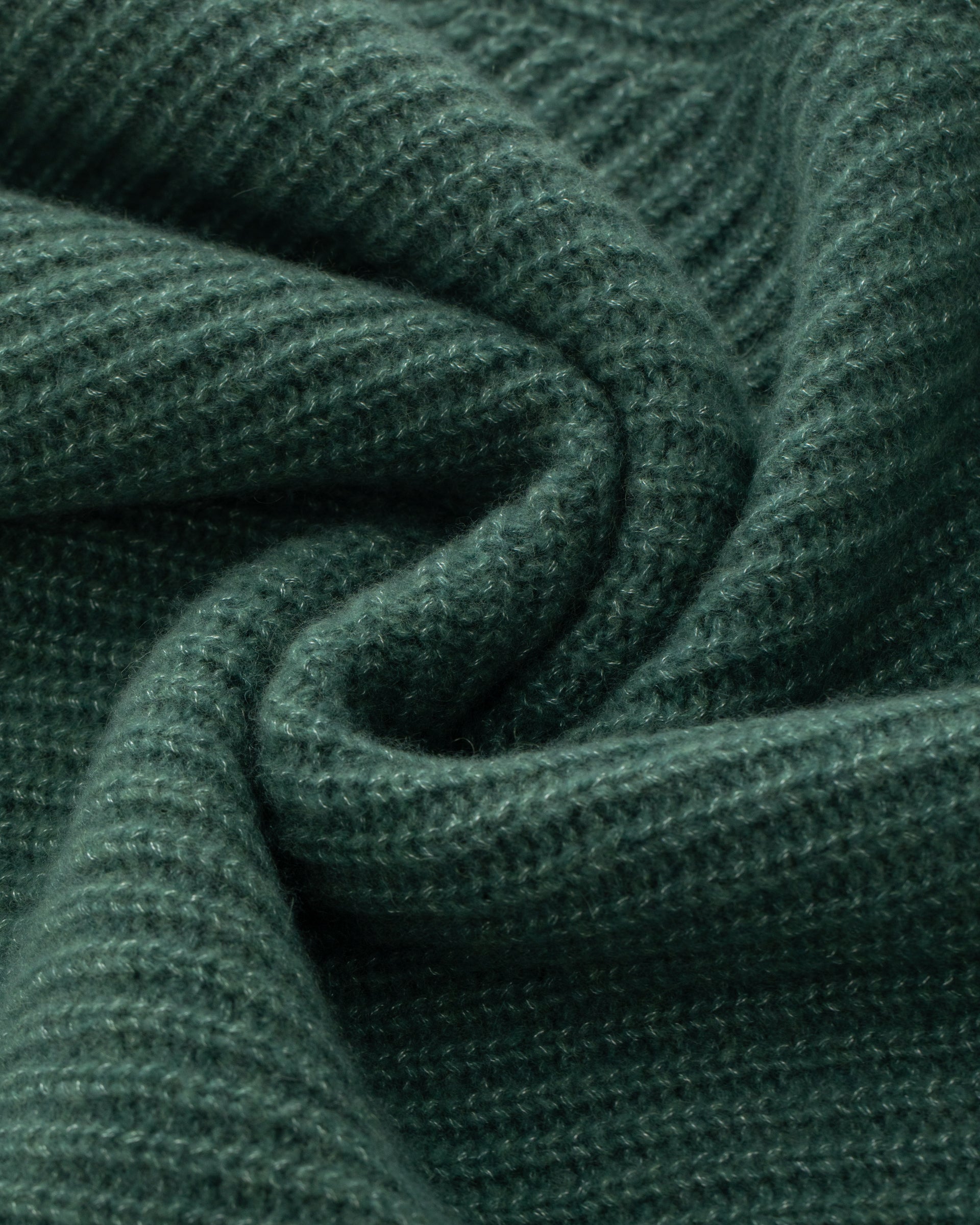Damen Pullover aus 75 % Kaschmir und 25 % Seide in Emerald – Pullover in grober Halbpatent-Strickstruktur mit locker fallender Passform. Der Stehkragen, Raglanärmel sowie die langen, schmalen Ärmel mit umgeschlagenen Bündchen verleihen dem Modell eine moderne Silhouette. Seitliche Schlitze sorgen für zusätzlichen Tragekomfort und runden das zeitlose Design ab.