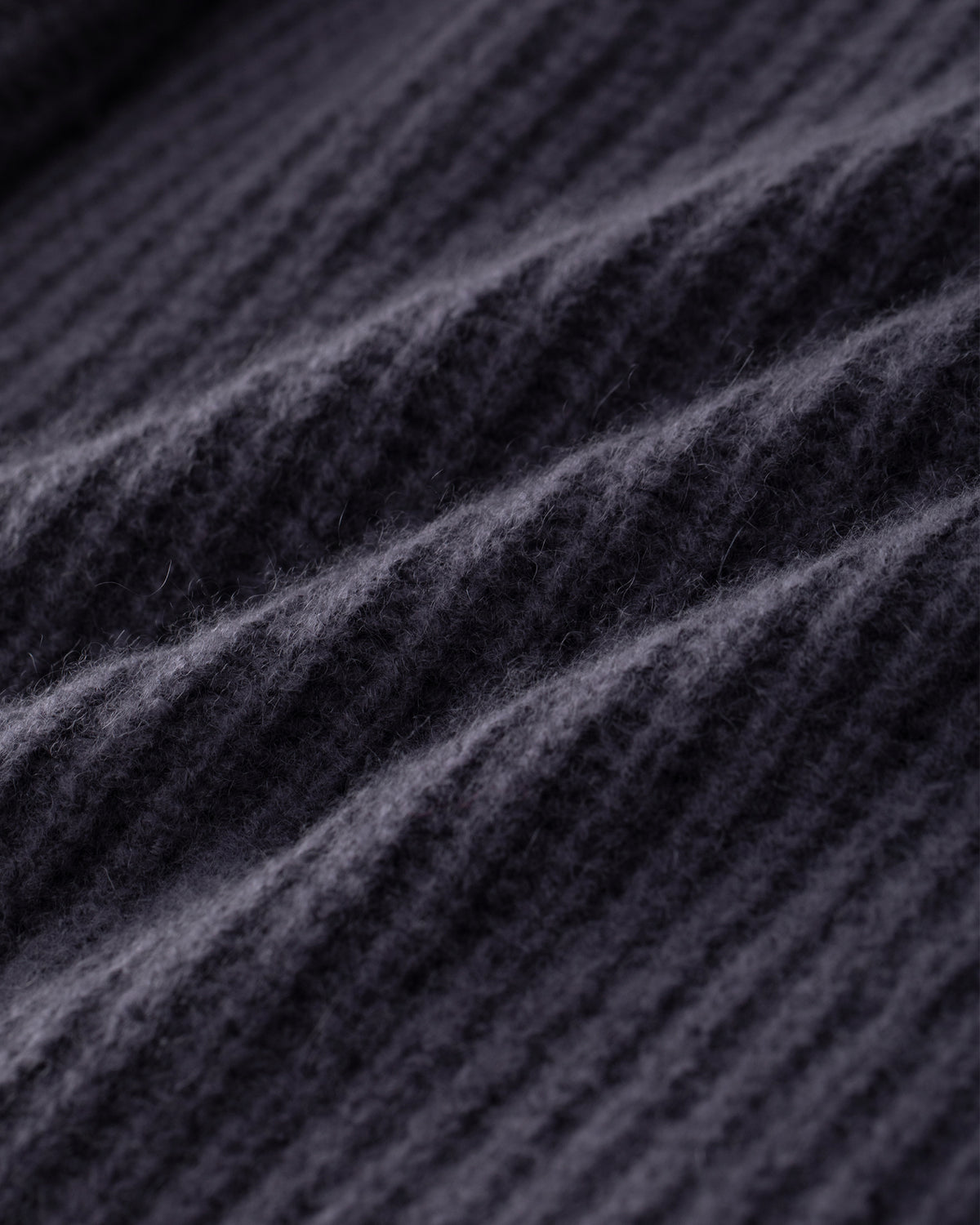 Damen Pullover aus 75 % Kaschmir und 25 % Seide in Graphite Grey – Pullover in grober Halbpatent-Strickstruktur mit locker fallender Passform. Der Stehkragen, Raglanärmel sowie die langen, schmalen Ärmel mit umgeschlagenen Bündchen verleihen dem Modell eine moderne Silhouette. Seitliche Schlitze sorgen für zusätzlichen Tragekomfort und runden das zeitlose Design ab.