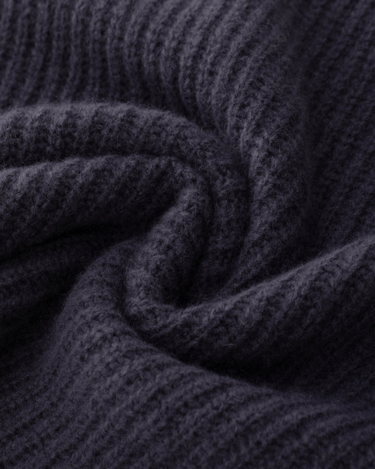 Damen Pullover aus 75 % Kaschmir und 25 % Seide in Graphite Grey – Pullover in grober Halbpatent-Strickstruktur mit locker fallender Passform. Der Stehkragen, Raglanärmel sowie die langen, schmalen Ärmel mit umgeschlagenen Bündchen verleihen dem Modell eine moderne Silhouette. Seitliche Schlitze sorgen für zusätzlichen Tragekomfort und runden das zeitlose Design ab.