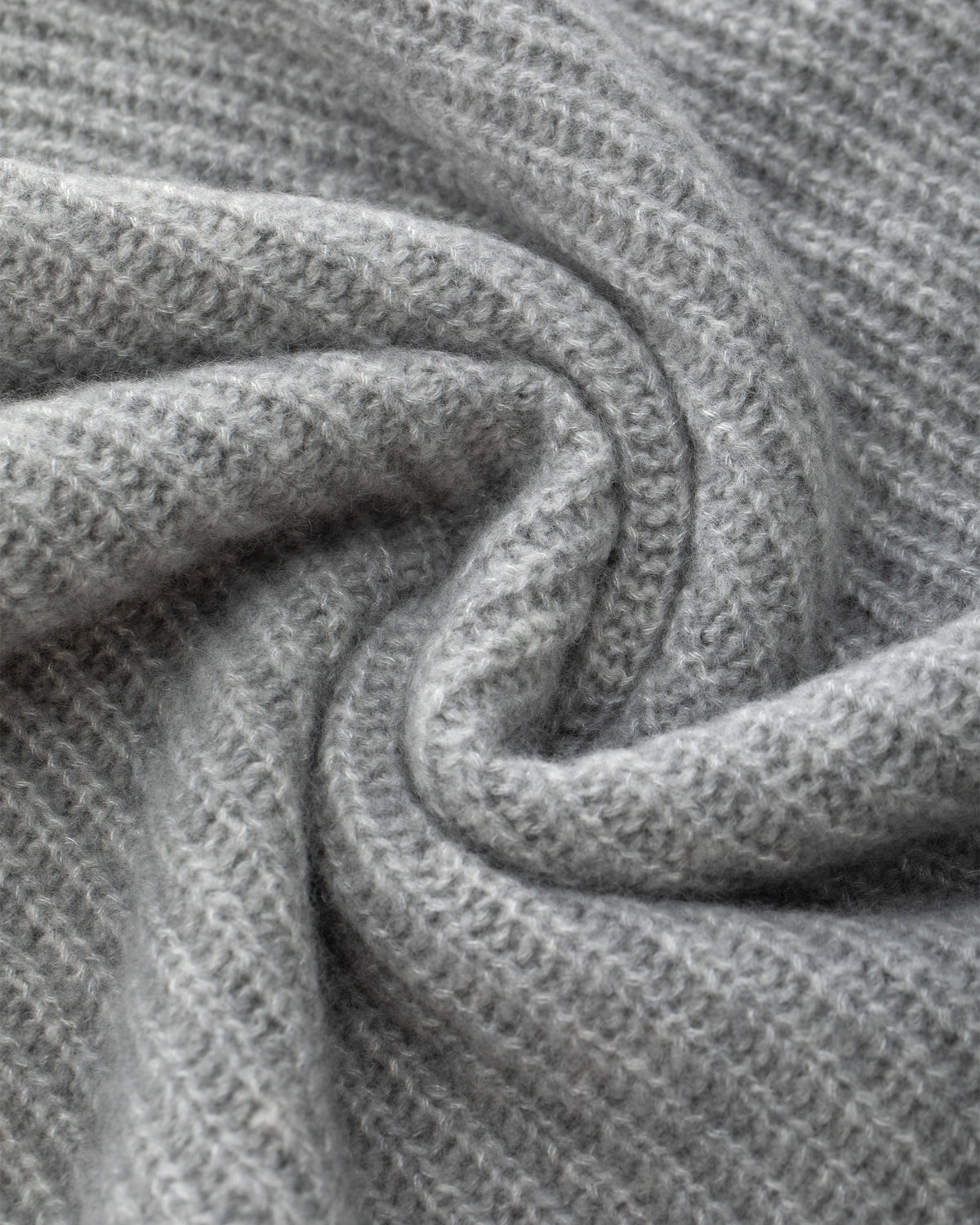 Damen Pullover aus 75 % Kaschmir und 25 % Seide in Husky – Pullover in grober Halbpatent-Strickstruktur mit locker fallender Passform. Der Stehkragen, Raglanärmel sowie die langen, schmalen Ärmel mit umgeschlagenen Bündchen verleihen dem Modell eine moderne Silhouette. Seitliche Schlitze sorgen für zusätzlichen Tragekomfort und runden das zeitlose Design ab.