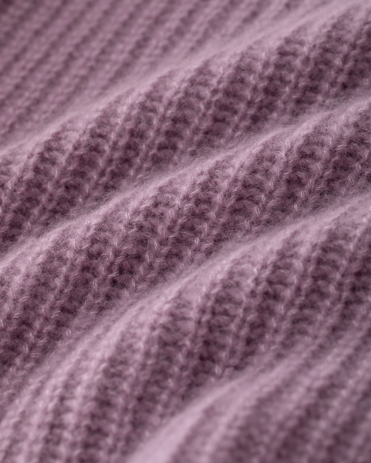 Damen Pullover aus 75 % Kaschmir und 25 % Seide in Lilac Mist – Pullover in grober Halbpatent-Strickstruktur mit locker fallender Passform. Der Stehkragen, Raglanärmel sowie die langen, schmalen Ärmel mit umgeschlagenen Bündchen verleihen dem Modell eine moderne Silhouette. Seitliche Schlitze sorgen für zusätzlichen Tragekomfort und runden das zeitlose Design ab.