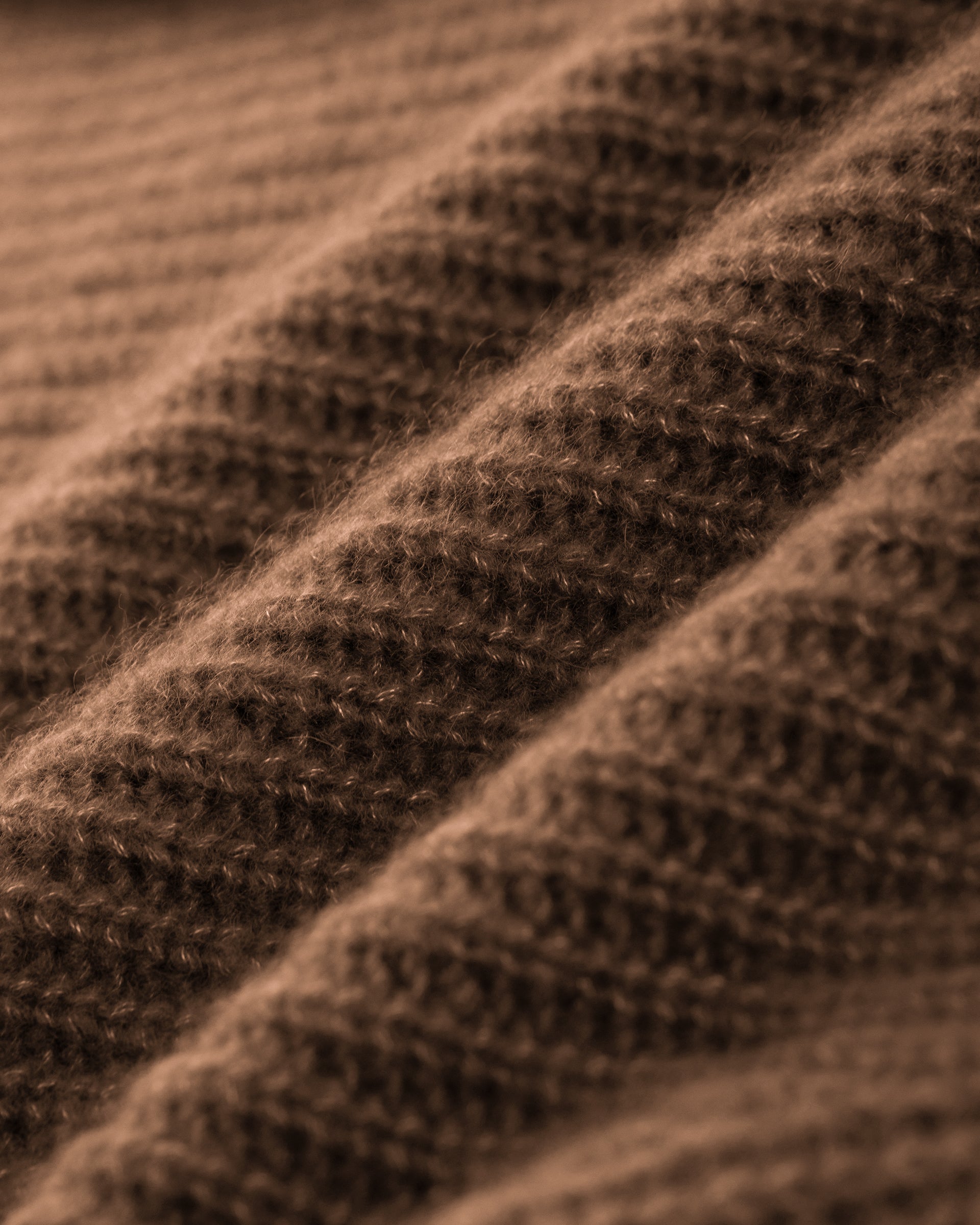 Damen Pullover aus 75 % Kaschmir und 25 % Seide in Vintage Cocoa – Pullover in grober Halbpatent-Strickstruktur mit locker fallender Passform. Der Stehkragen, Raglanärmel sowie die langen, schmalen Ärmel mit umgeschlagenen Bündchen verleihen dem Modell eine moderne Silhouette. Seitliche Schlitze sorgen für zusätzlichen Tragekomfort und runden das zeitlose Design ab.