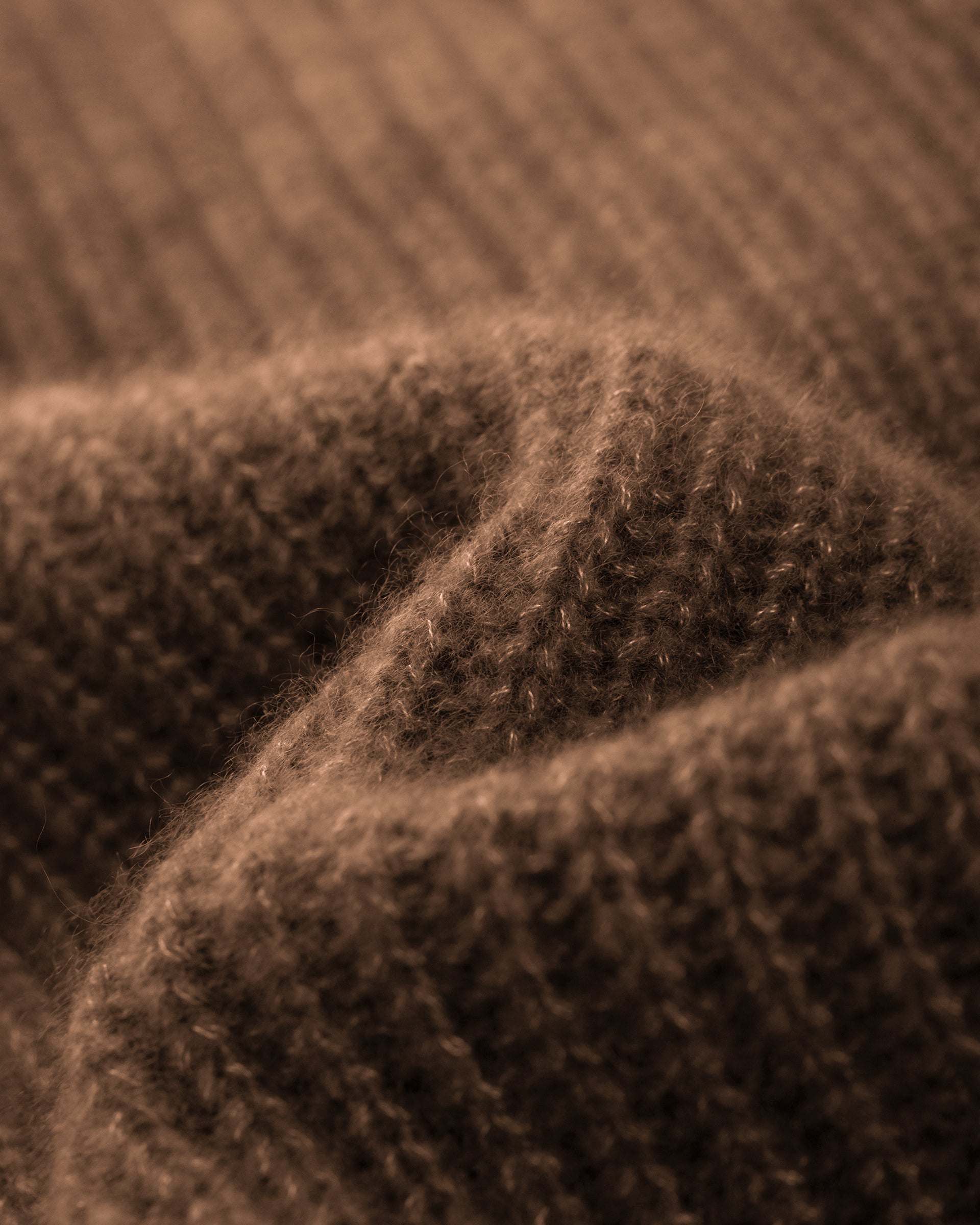 Damen Pullover aus 75 % Kaschmir und 25 % Seide in Vintage Cocoa – Pullover in grober Halbpatent-Strickstruktur mit locker fallender Passform. Der Stehkragen, Raglanärmel sowie die langen, schmalen Ärmel mit umgeschlagenen Bündchen verleihen dem Modell eine moderne Silhouette. Seitliche Schlitze sorgen für zusätzlichen Tragekomfort und runden das zeitlose Design ab.