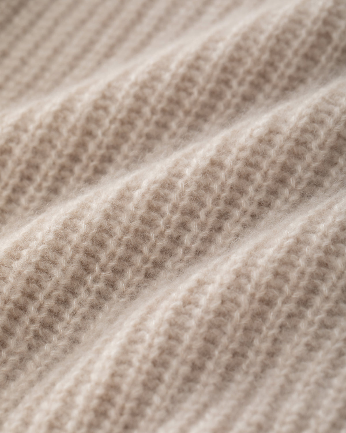Damen Pullover aus 75 % Kaschmir und 25 % Seide in Wheat – Pullover in grober Halbpatent-Strickstruktur mit locker fallender Passform. Der Stehkragen, Raglanärmel sowie die langen, schmalen Ärmel mit umgeschlagenen Bündchen verleihen dem Modell eine moderne Silhouette. Seitliche Schlitze sorgen für zusätzlichen Tragekomfort und runden das zeitlose Design ab.