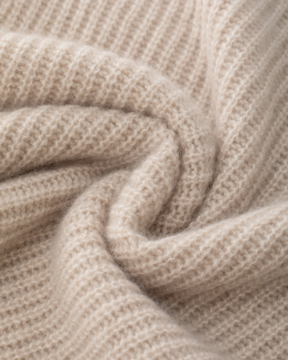 Damen Pullover aus 75 % Kaschmir und 25 % Seide in Wheat – Pullover in grober Halbpatent-Strickstruktur mit locker fallender Passform. Der Stehkragen, Raglanärmel sowie die langen, schmalen Ärmel mit umgeschlagenen Bündchen verleihen dem Modell eine moderne Silhouette. Seitliche Schlitze sorgen für zusätzlichen Tragekomfort und runden das zeitlose Design ab.