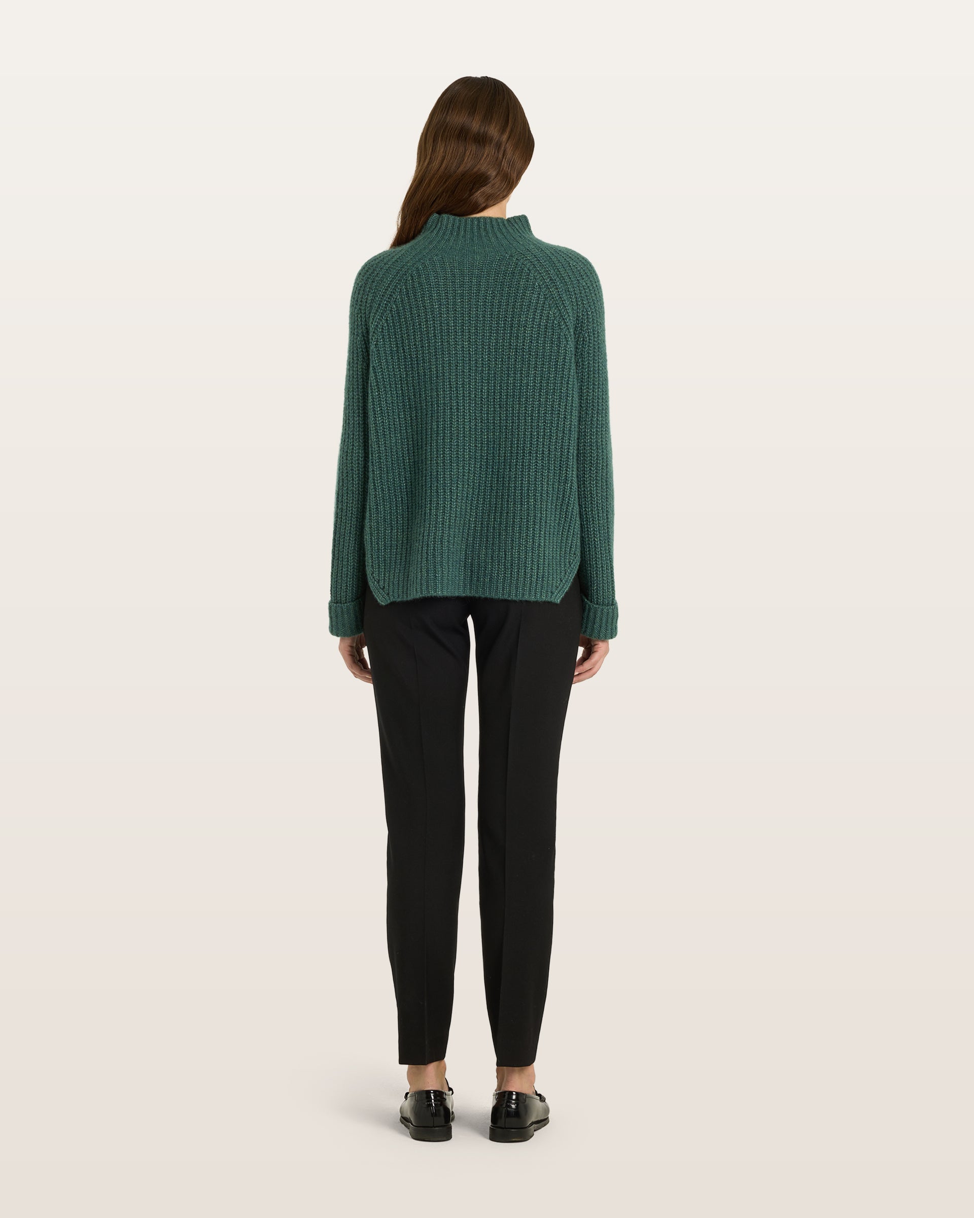 Damen Pullover aus 75 % Kaschmir und 25 % Seide in Emerald – Pullover in grober Halbpatent-Strickstruktur mit locker fallender Passform. Der Stehkragen, Raglanärmel sowie die langen, schmalen Ärmel mit umgeschlagenen Bündchen verleihen dem Modell eine moderne Silhouette. Seitliche Schlitze sorgen für zusätzlichen Tragekomfort und runden das zeitlose Design ab.