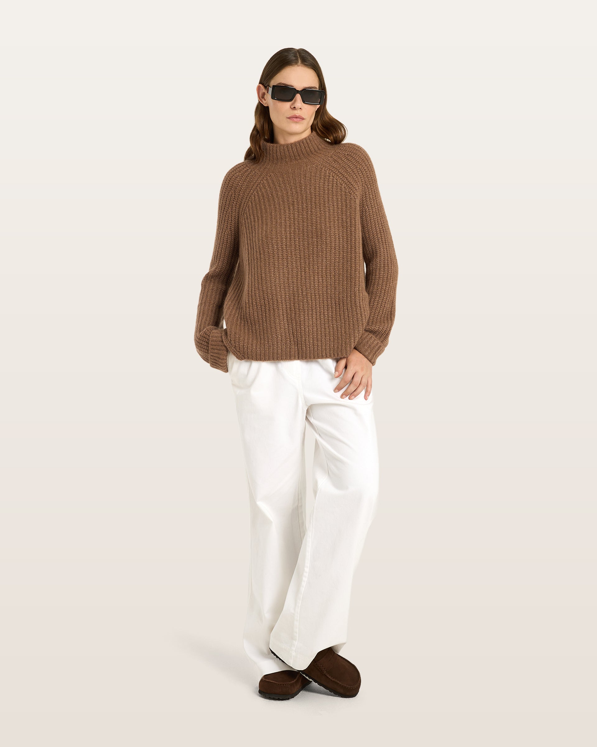 Damen Pullover aus 75 % Kaschmir und 25 % Seide in Vintage Cocoa – Pullover in grober Halbpatent-Strickstruktur mit locker fallender Passform. Der Stehkragen, Raglanärmel sowie die langen, schmalen Ärmel mit umgeschlagenen Bündchen verleihen dem Modell eine moderne Silhouette. Seitliche Schlitze sorgen für zusätzlichen Tragekomfort und runden das zeitlose Design ab.