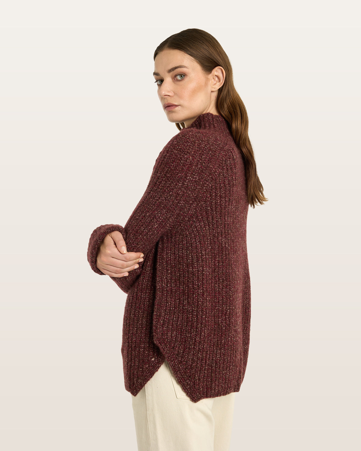 Damen Pullover aus 75 % Kaschmir und 25 % Seide in Vixen – Pullover in grober Halbpatent-Strickstruktur mit locker fallender Passform. Der Stehkragen, Raglanärmel sowie die langen, schmalen Ärmel mit umgeschlagenen Bündchen verleihen dem Modell eine moderne Silhouette. Seitliche Schlitze sorgen für zusätzlichen Tragekomfort und runden das zeitlose Design ab.