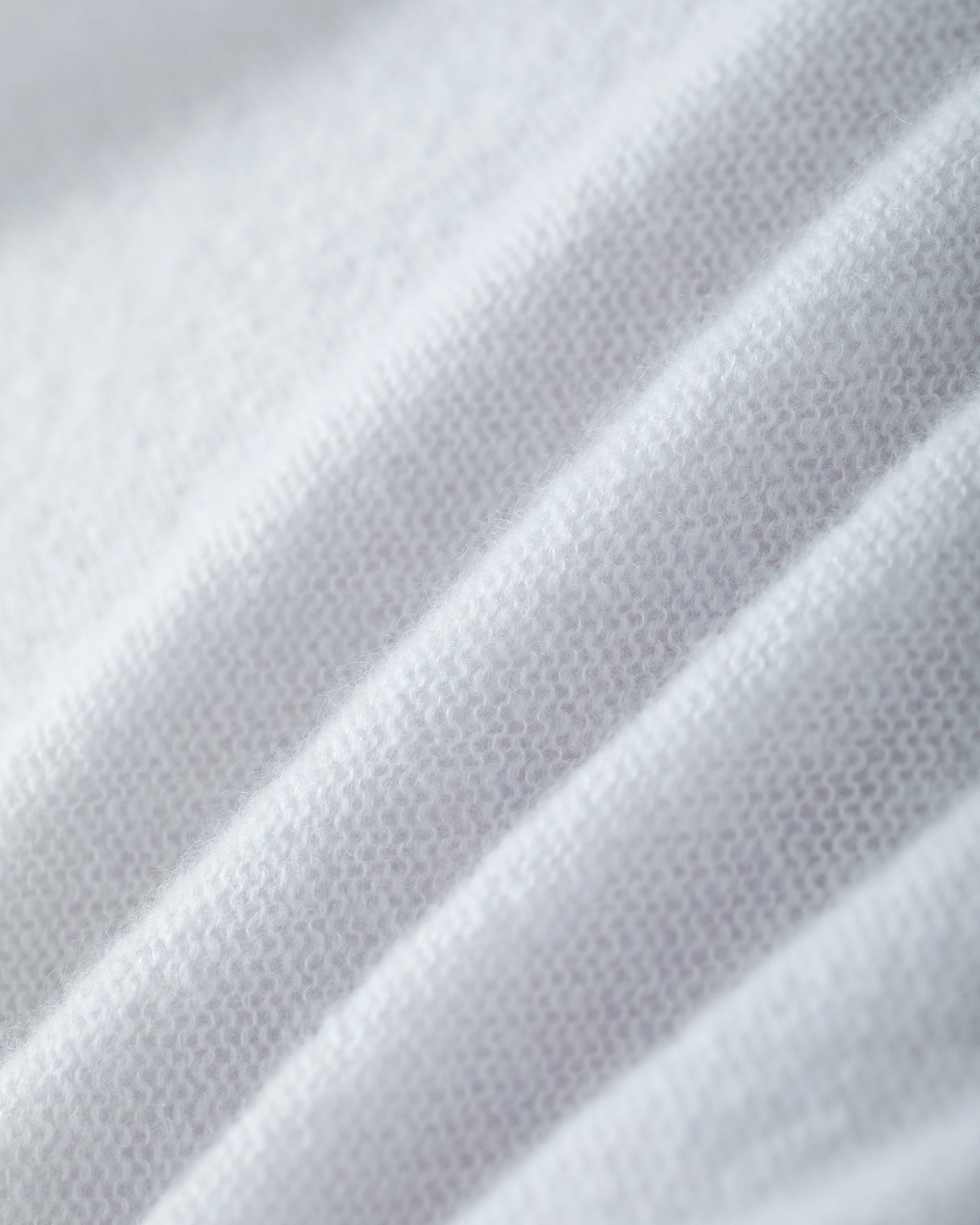 Damen Pullover aus 75 % Kaschmir und 25 % Seide in bluish white (hellblau) – leicht und luftig, links gestrickter Pullover in relaxter, figurbetonter Passform mit V-Ausschnitt, klassischer Schulterform sowie langen, schmalen Ärmeln mit dekorativ eingestrickten Ellenbogen-Patches