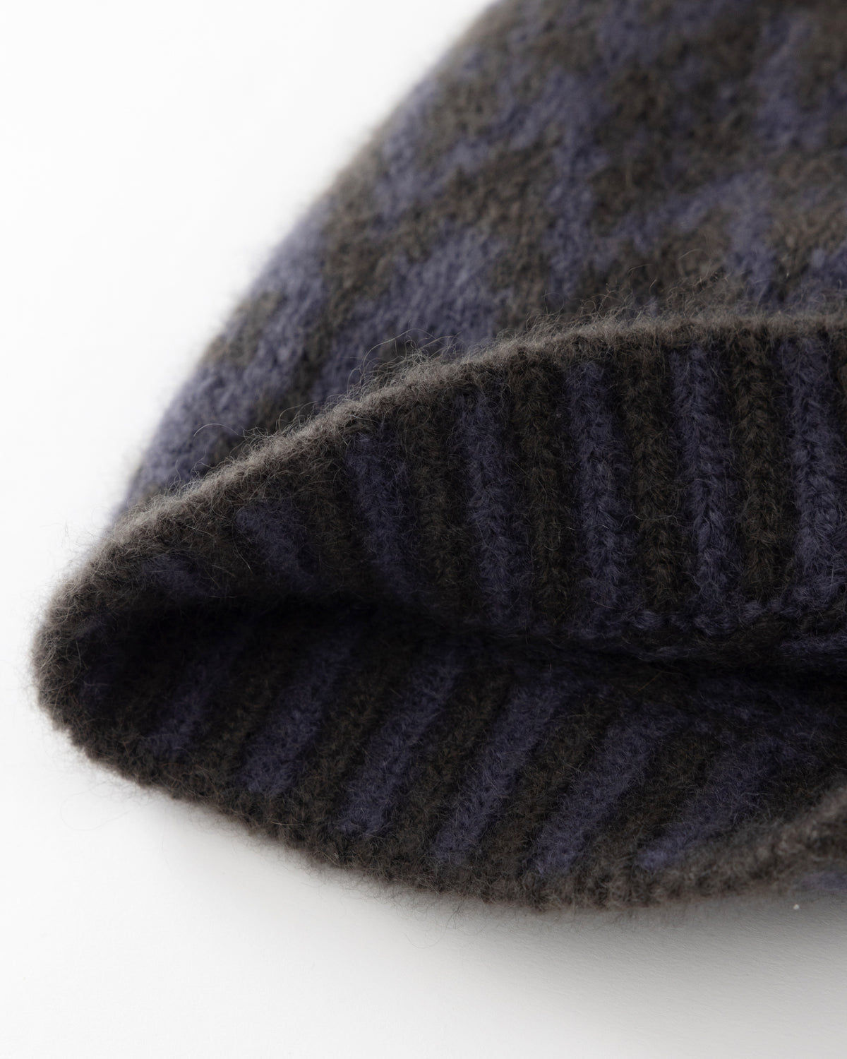Mütze aus 75% Kaschmir, 25% Seide in Forest Grey – Zweifarbig gestrickte Mütze mit geometrischem Jacquardmuster, geripptem Umschlag mit vertikaler Struktur und abgerundeter Form.