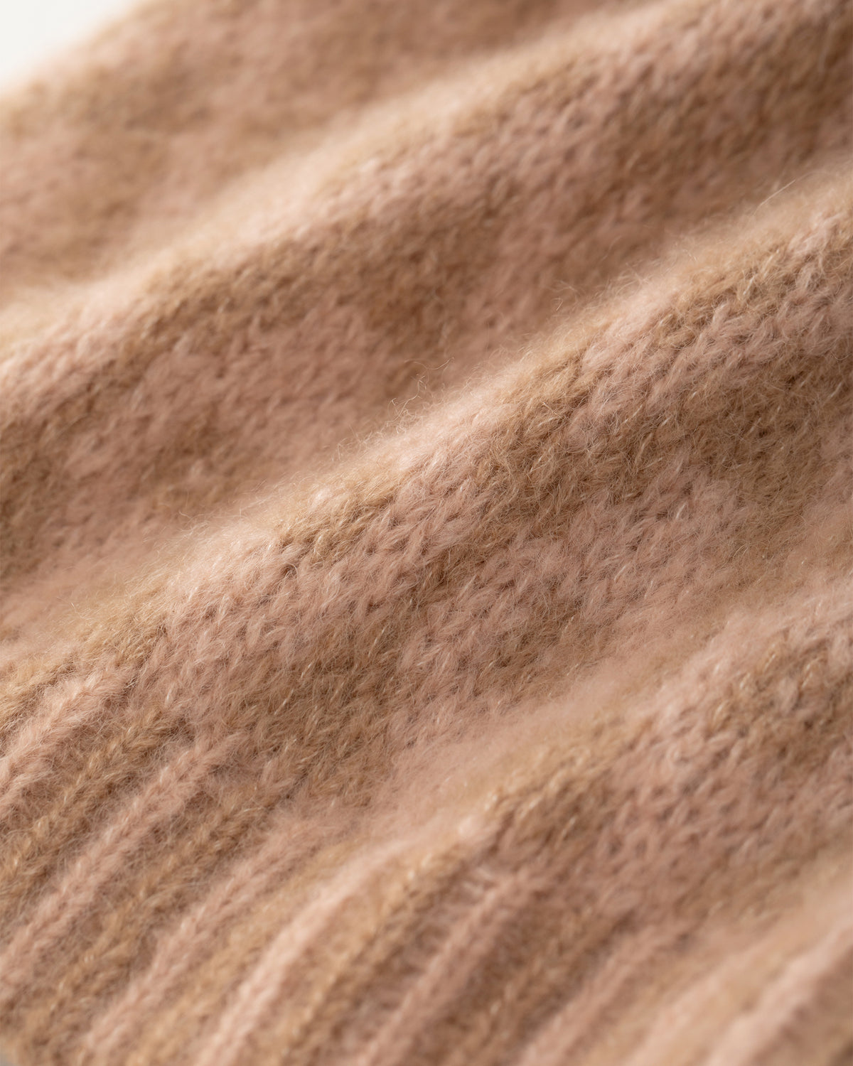 Mütze aus 75% Kaschmir, 25% Seide in Sand Rose – Zweifarbig gestrickte Mütze mit geometrischem Jacquardmuster, geripptem Umschlag mit vertikaler Struktur und abgerundeter Form.