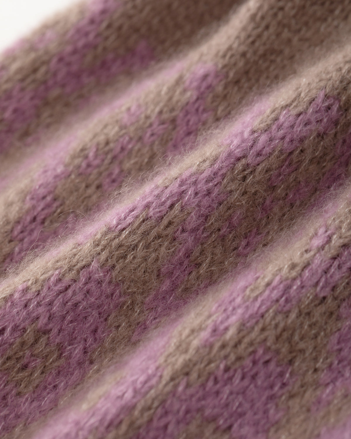 Mütze aus 75% Kaschmir, 25% Seide in Twine Lilac – Zweifarbig gestrickte Mütze mit geometrischem Jacquardmuster, geripptem Umschlag mit vertikaler Struktur und abgerundeter Form.