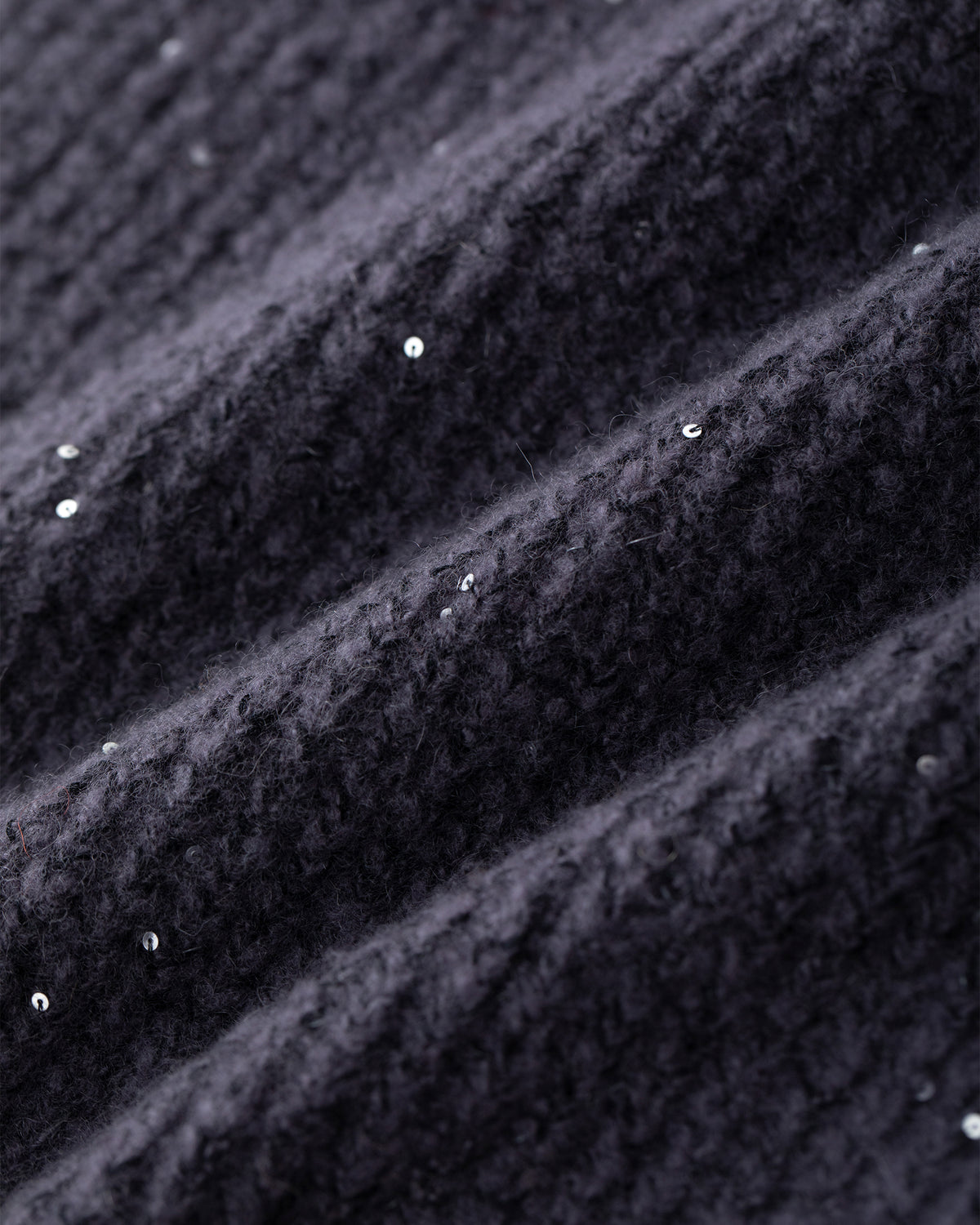 Damen Pullover aus 56 % Kaschmir, 28 % Baumwolle, 12 % Polyamid, 2 % Elastan und 2 % Pailletten in Graphite Grey – Pullover in Halbpatent-Strickstruktur und grober Strickqualität mit locker fallender Passform, Stehkragen, Raglanärmeln sowie langen, schmalen Ärmeln. Schlitze an den Seiten und dezent eingearbeitete Pailletten verleihen dem Modell eine moderne, elegante Ausstrahlung.
