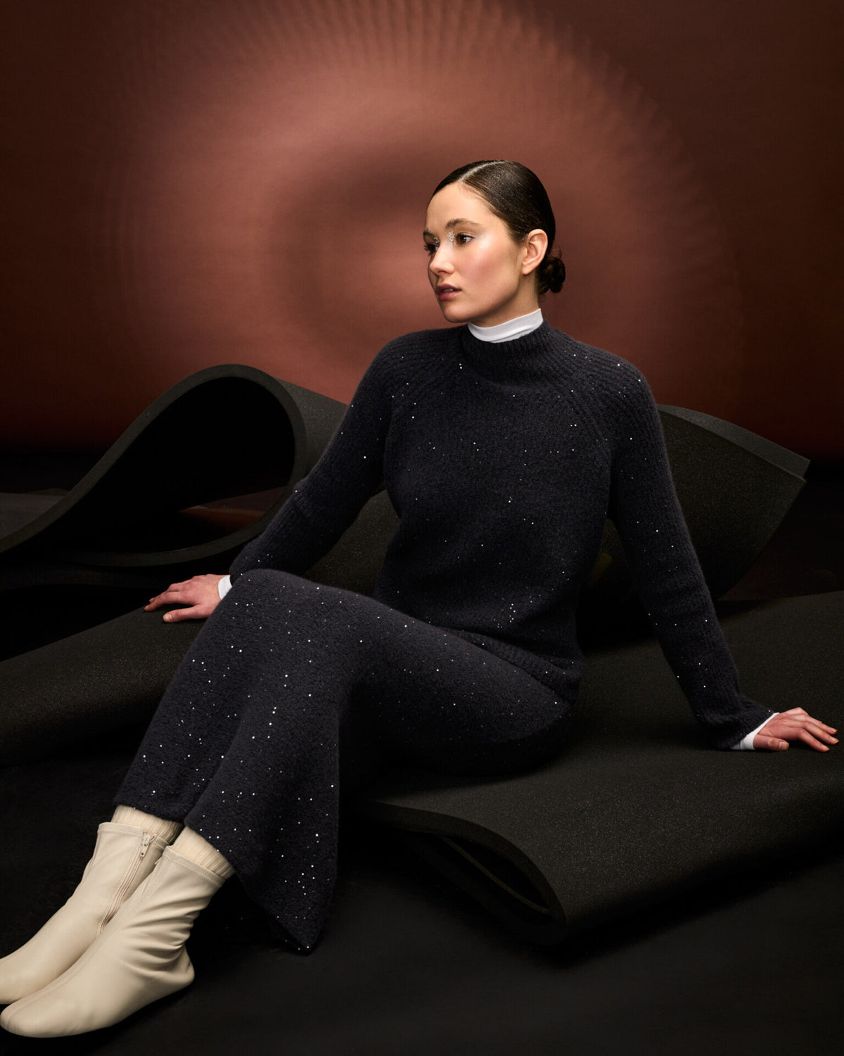 Damen Pullover aus 56 % Kaschmir, 28 % Baumwolle, 12 % Polyamid, 2 % Elastan und 2 % Pailletten in Graphite Grey – Pullover in Halbpatent-Strickstruktur und grober Strickqualität mit locker fallender Passform, Stehkragen, Raglanärmeln sowie langen, schmalen Ärmeln. Schlitze an den Seiten und dezent eingearbeitete Pailletten verleihen dem Modell eine moderne, elegante Ausstrahlung.
