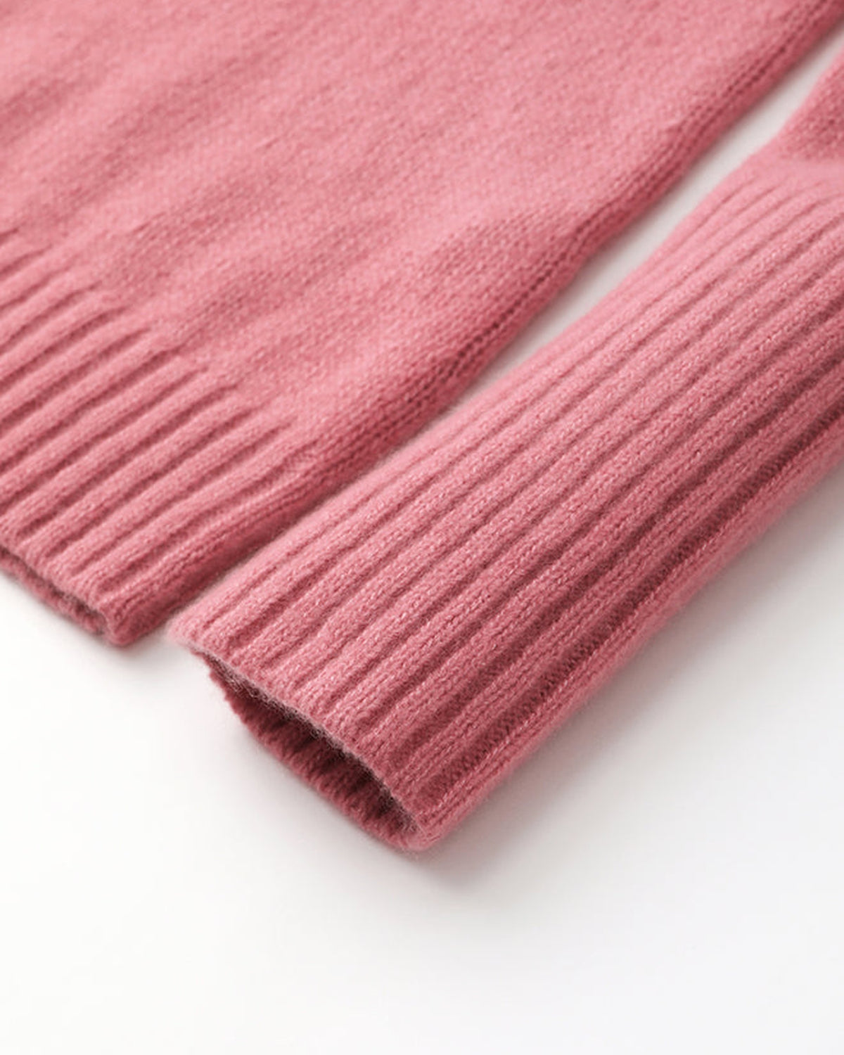 Damen Pullover aus 75 % Kaschmir und 25 % Seide in Sienna – glatt gestrickter Pullover in mittelschwerer Qualität mit langer, relaxter Passform, die zum Saum hin leicht ausgestellt ist. Das Modell verfügt über einen Stehkragen in Rippstruktur, Raglanschultern sowie lange, schmale Ärmel. Hohe Ärmelbündchen und der Saum sind in Rippstruktur gearbeitet und verleihen dem Pullover eine moderne, elegante Silhouette.
