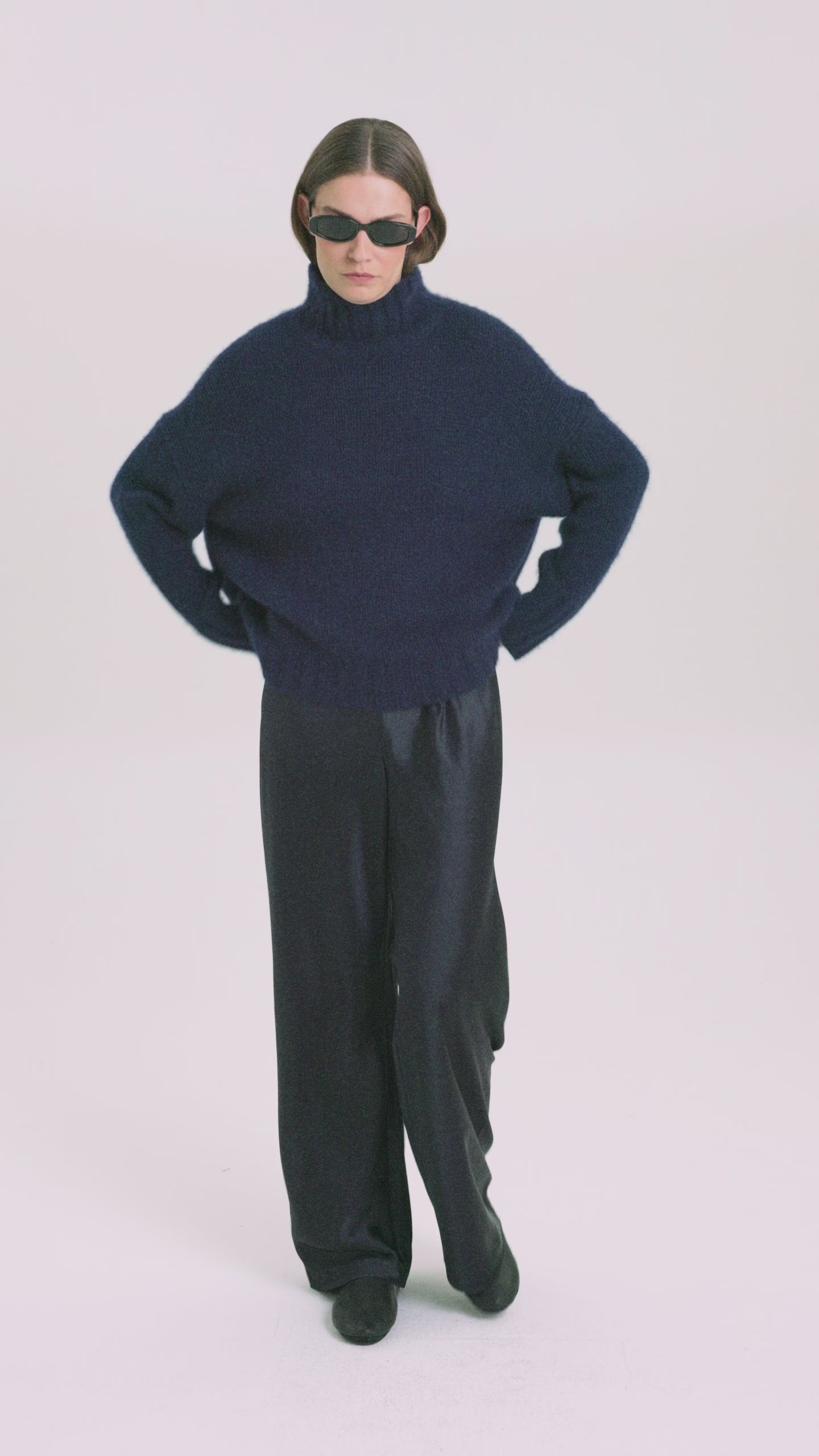 Damen Pullover aus 75 % Kaschmir und 25 % Seide in French Navy – glatt gestrickter Pullover in grober Strickqualität mit oversized Passform in langer, weiter Silhouette, hohem Stehkragen in Rippstruktur, überschnittener Schulter mit nach hinten verlegter Schulternaht sowie langen, weiten Ärmeln. Ärmelbündchen und Saum sind in Rippstruktur gearbeitet und verleihen dem Modell einen modernen, markanten Look.
