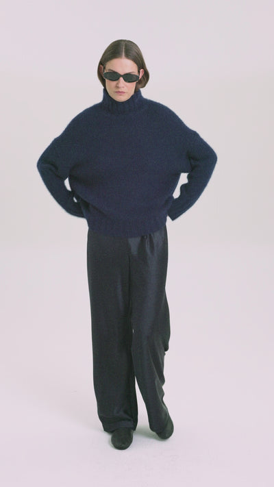 Damen Pullover aus 75 % Kaschmir und 25 % Seide in French Navy – glatt gestrickter Pullover in grober Strickqualität mit oversized Passform in langer, weiter Silhouette, hohem Stehkragen in Rippstruktur, überschnittener Schulter mit nach hinten verlegter Schulternaht sowie langen, weiten Ärmeln. Ärmelbündchen und Saum sind in Rippstruktur gearbeitet und verleihen dem Modell einen modernen, markanten Look.
