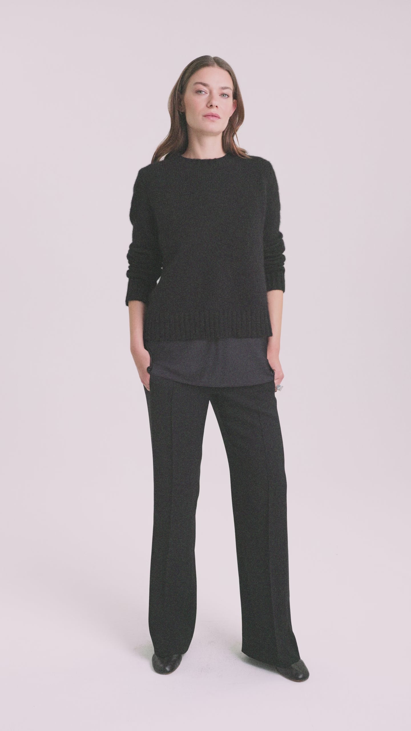 Damen Pullover aus 75 % Kaschmir und 25 % Seide – glatt gestrickter Pullover in mittelschwerer Qualität mit relaxter Passform, Rundhalsausschnitt mit Kragen in Rippstruktur, klassischer Schulterform sowie langen, schmalen Ärmeln. Ärmelbündchen und Saum sind in Rippstruktur gearbeitet und verleihen dem Modell einen zeitlosen Look.