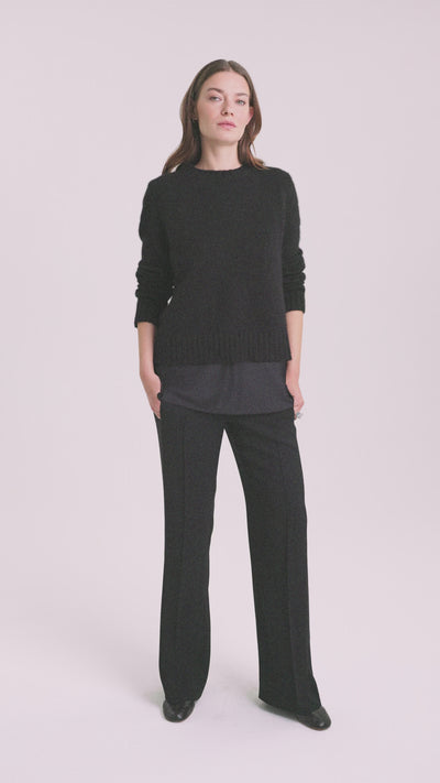 Damen Pullover aus 75 % Kaschmir und 25 % Seide – glatt gestrickter Pullover in mittelschwerer Qualität mit relaxter Passform, Rundhalsausschnitt mit Kragen in Rippstruktur, klassischer Schulterform sowie langen, schmalen Ärmeln. Ärmelbündchen und Saum sind in Rippstruktur gearbeitet und verleihen dem Modell einen zeitlosen Look.
