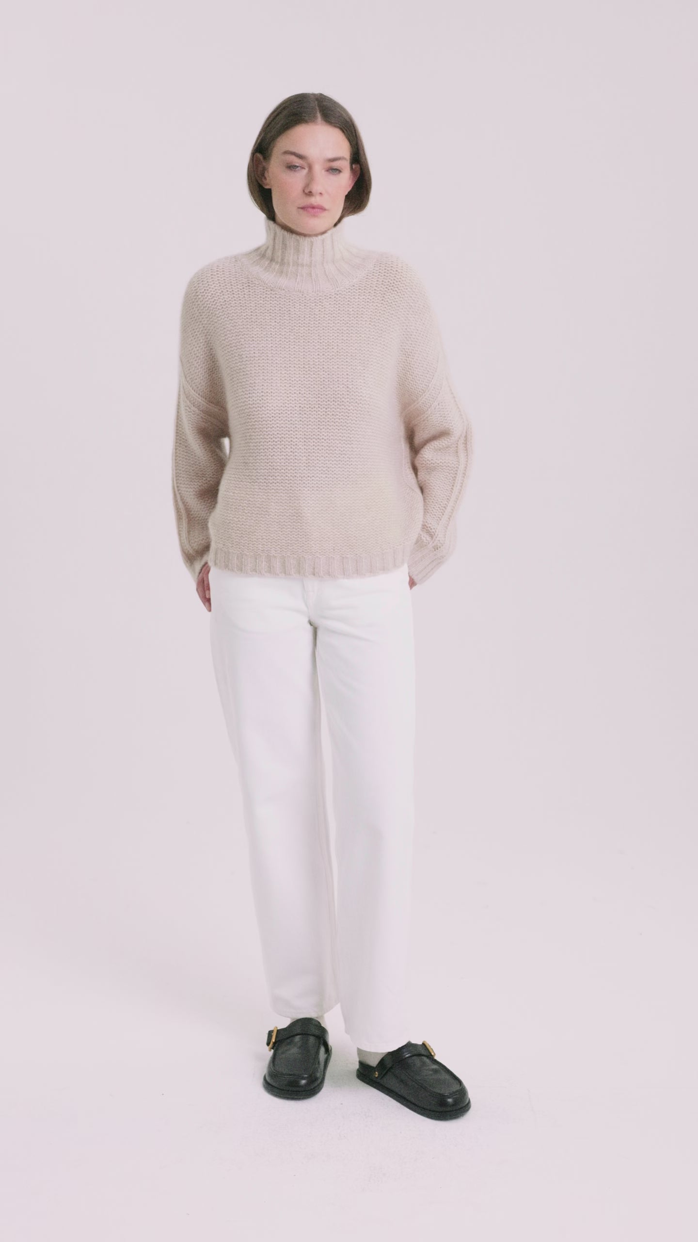 Damen Pullover aus 75 % Kaschmir und 25 % Seide – links gestrickter Pullover in grober Strickqualität mit oversized Passform. Der Rollkragen in Rippstruktur, überschnittene Schultern und lange, relaxte Ärmel verleihen dem Modell eine lässige Silhouette. Rippstrukturen an Seitennähten, Schultern und Ärmeln setzen besondere Akzente, während das verlängerte Rückenteil und seitliche Schlitze den modernen Look abrunden.