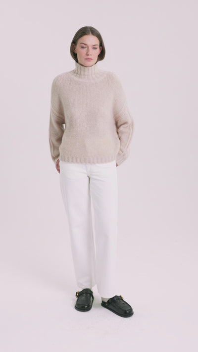 Damen Pullover aus 75 % Kaschmir und 25 % Seide – links gestrickter Pullover in grober Strickqualität mit oversized Passform. Der Rollkragen in Rippstruktur, überschnittene Schultern und lange, relaxte Ärmel verleihen dem Modell eine lässige Silhouette. Rippstrukturen an Seitennähten, Schultern und Ärmeln setzen besondere Akzente, während das verlängerte Rückenteil und seitliche Schlitze den modernen Look abrunden.