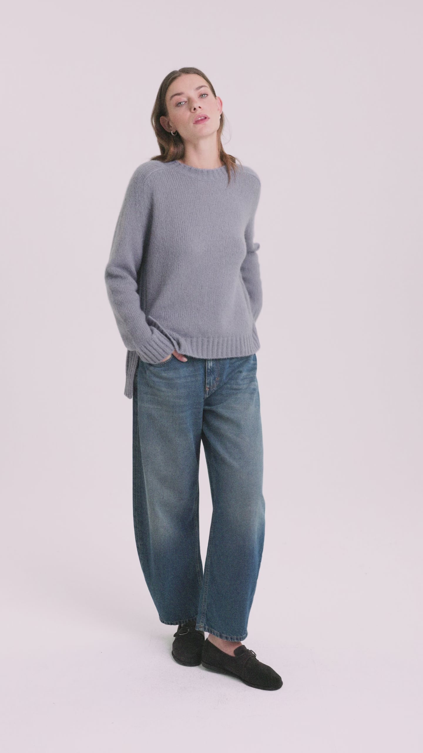 Damen Pullover aus 75 % Kaschmir und 25 % Seide – glatt gestrickter Pullover in mittelschwerer Qualität mit lockerer Passform, Rundhalsausschnitt mit Kragen in Rippstruktur, Sattelschulter sowie langen Ärmeln. Ärmelbündchen, Saum und Seiten sind in Rippstruktur gearbeitet. Das verlängerte Rückenteil und die Schlitze an den Seitennähten verleihen dem Modell eine moderne, lässige Silhouette.