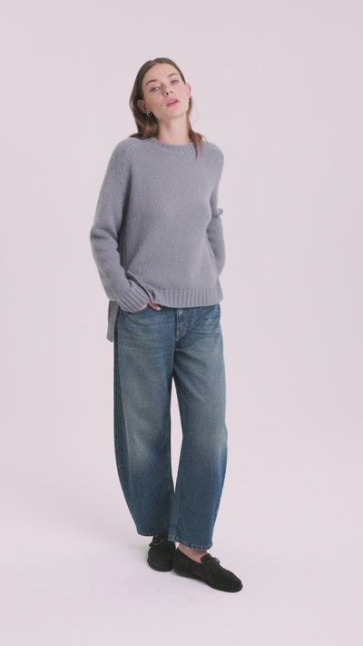 Damen Pullover aus 75 % Kaschmir und 25 % Seide – glatt gestrickter Pullover in mittelschwerer Qualität mit lockerer Passform, Rundhalsausschnitt mit Kragen in Rippstruktur, Sattelschulter sowie langen Ärmeln. Ärmelbündchen, Saum und Seiten sind in Rippstruktur gearbeitet. Das verlängerte Rückenteil und die Schlitze an den Seitennähten verleihen dem Modell eine moderne, lässige Silhouette.