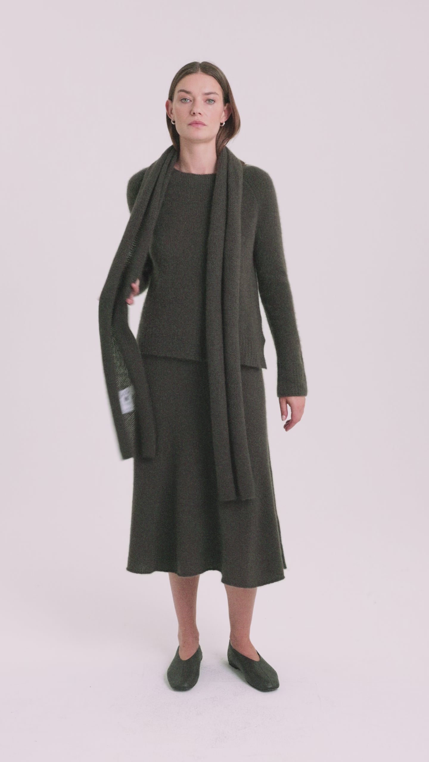 Kombination aus Damen Strickrock, Pullover, Schal und Mütze aus 75 % Kaschmir und 25 % Seide in Black Forest
