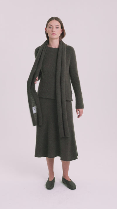 Kombination aus Damen Strickrock, Pullover, Schal und Mütze aus 75 % Kaschmir und 25 % Seide in Black Forest
