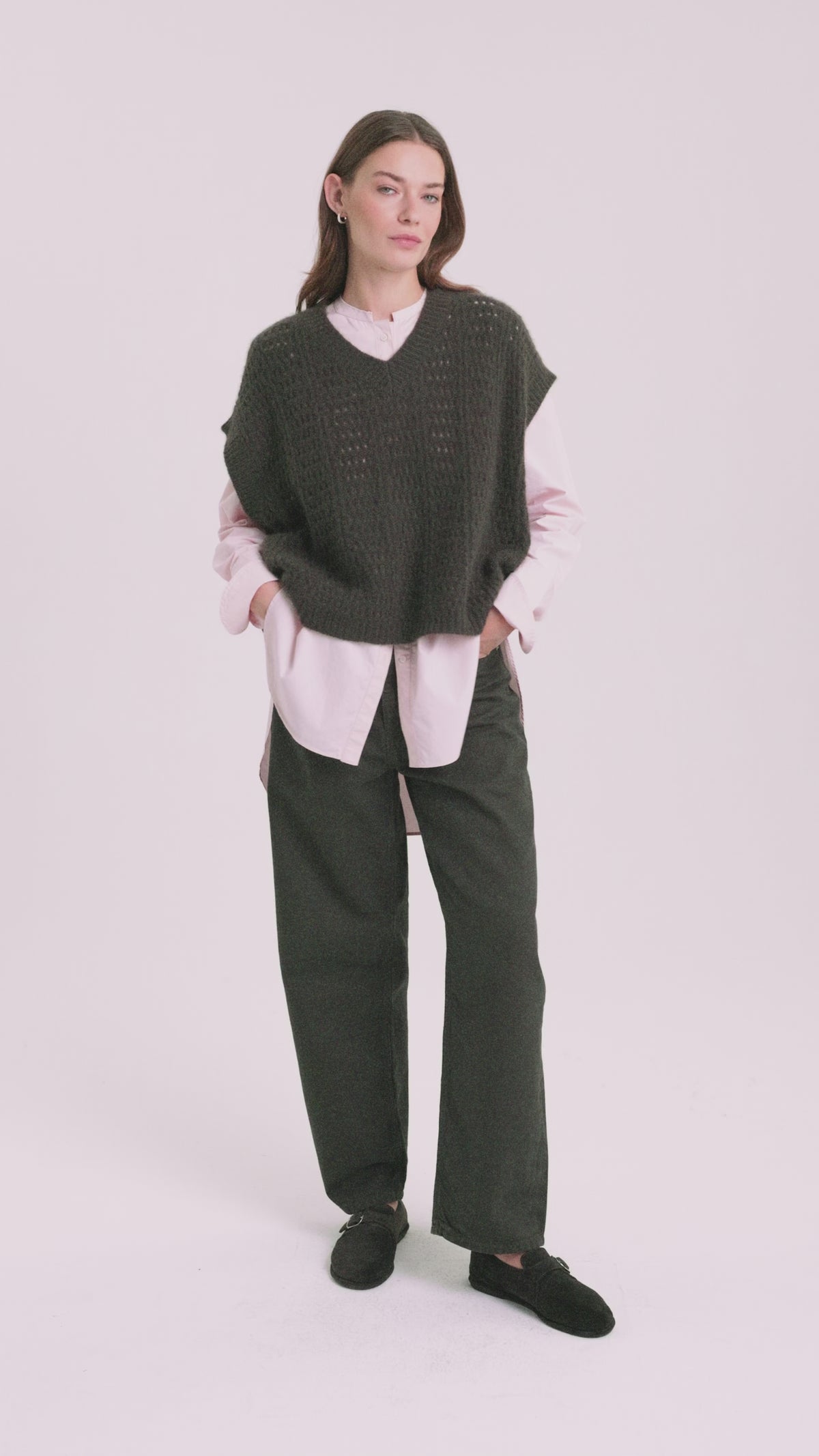 Damen Pullunder aus 75 % Kaschmir und 25 % Seide in Black Forest – Pullover mit Lochstrickmuster in mittelschwerer, leicht transparenter Strickqualität und oversized Passform mit breiter, kurzer Silhouette. Das Modell verfügt über einen großen V-Ausschnitt mit Kragen in Rippstruktur. Ärmelbündchen und Saum sind in Rippstruktur gearbeitet und verleihen dem Design einen modernen, lässigen Look.
