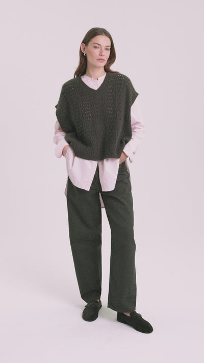 Damen Pullunder aus 75 % Kaschmir und 25 % Seide in Black Forest – Pullover mit Lochstrickmuster in mittelschwerer, leicht transparenter Strickqualität und oversized Passform mit breiter, kurzer Silhouette. Das Modell verfügt über einen großen V-Ausschnitt mit Kragen in Rippstruktur. Ärmelbündchen und Saum sind in Rippstruktur gearbeitet und verleihen dem Design einen modernen, lässigen Look.
