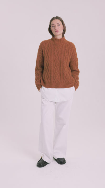 Damen Pullover aus 75 % Kaschmir und 25 % Seide in Bronze – Pullover mit Zopfmuster in grober Strickqualität und oversized Passform, Stehkragen in Rippstruktur, überschnittener Schulter sowie langen, relaxten Ärmeln. Ärmelbündchen und Saum sind in Rippstruktur gearbeitet und verleihen dem Modell einen markanten, zeitlosen Look.
