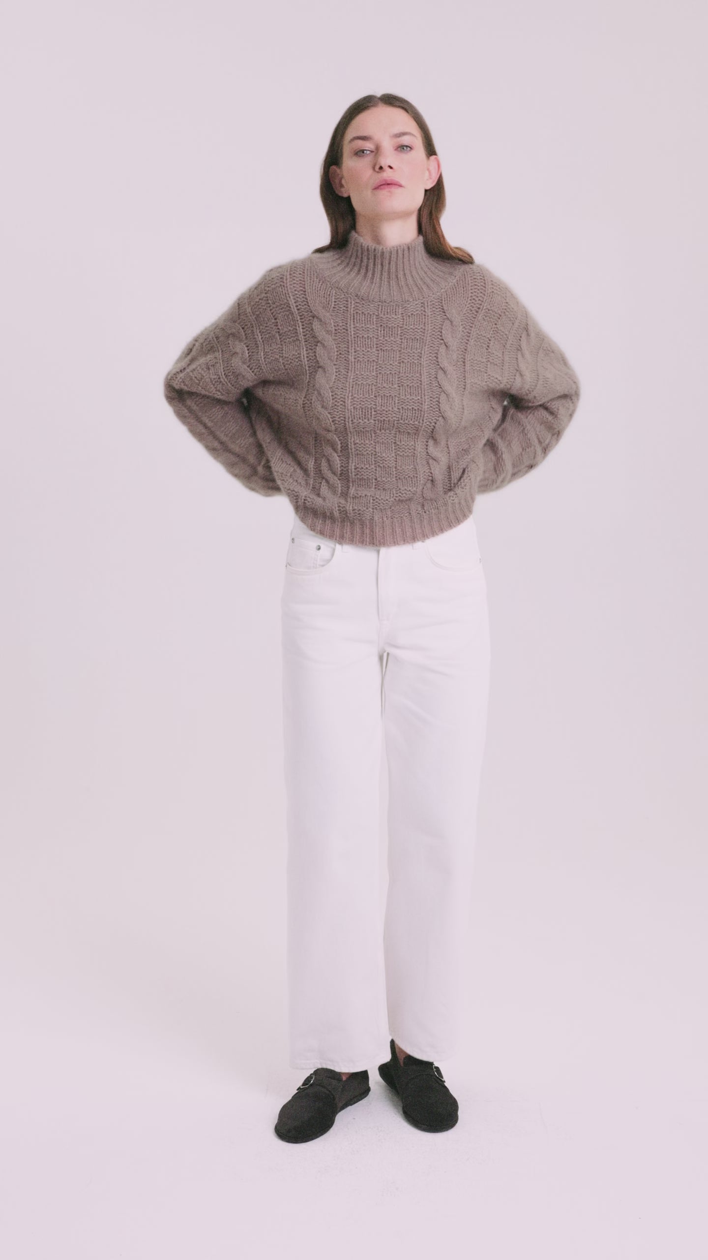 Damen Pullover aus 75 % Kaschmir und 25 % Seide in Natural Twine – grob gestrickter Pullover mit Zopf- und Schachbrettmuster in oversized Passform, hohem Stehkragen in Rippstruktur, überschnittener Schulter sowie langen, relaxten Ärmeln. Ärmelbündchen und Saum sind in Rippstruktur gearbeitet und unterstreichen den markanten Strickcharakter des Modells.