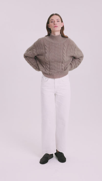 Damen Pullover aus 75 % Kaschmir und 25 % Seide in Natural Twine – grob gestrickter Pullover mit Zopf- und Schachbrettmuster in oversized Passform, hohem Stehkragen in Rippstruktur, überschnittener Schulter sowie langen, relaxten Ärmeln. Ärmelbündchen und Saum sind in Rippstruktur gearbeitet und unterstreichen den markanten Strickcharakter des Modells.