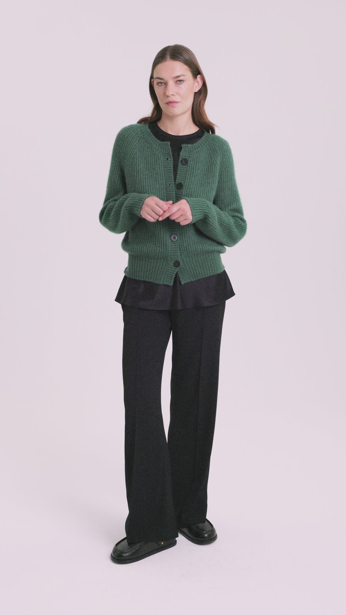 Damen Cardigan aus 75 % Kaschmir und 25 % Seide in Emerald – Cardigan im Patent-Strickmuster in mittelschwerer Qualität mit relaxter Passform, Rundhalsausschnitt mit Kragen in Rippstruktur, Raglanärmeln sowie langen, schmalen Ärmeln. Ärmelbündchen und Saum sind in Rippstruktur gearbeitet. Knöpfe aus waschbarem Leder verleihen dem Modell einen hochwertigen, stilvollen Akzent.
