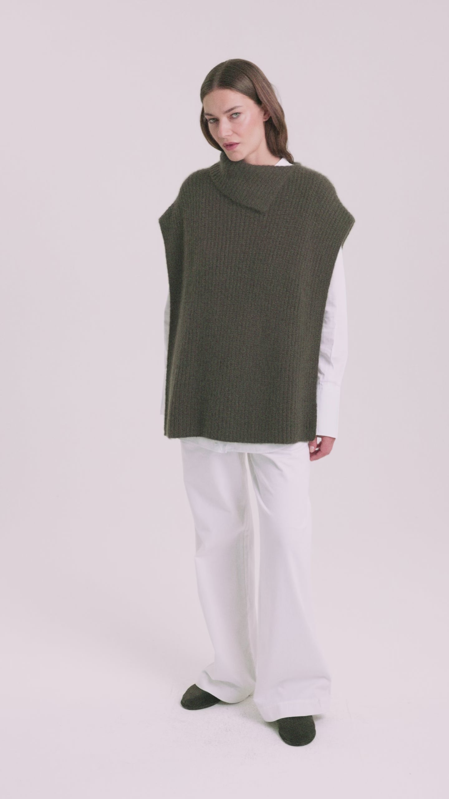 Damen Poncho aus 75 % Kaschmir und 25 % Seide in Black Forest – vielseitig tragbarer Poncho in grober Halbpatent-Strickstruktur mit breitem Kragen im Halbpatent-Strickmuster. Das zeitlose Design überzeugt durch seine moderne Silhouette und vielfältige Stylingmöglichkeiten.
