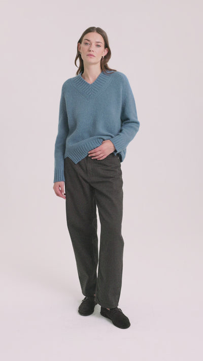 Damen Pullover aus 75 % Kaschmir und 25 % Seide – glatt gestrickter Pullover in mittelschwerer Qualität mit lockerer Passform, V-Ausschnitt mit breitem Kragen in Rippstruktur, Sattelschulter sowie langen, schmalen Ärmeln. Ärmelbündchen und Saum sind in Rippstruktur gearbeitet, ein besonderes Design-Detail am Saum rundet das Modell ab.