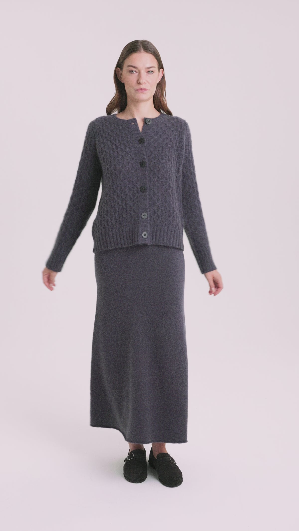 Damen Cardigan aus 75 % Kaschmir und 25 % Seide – Cardigan mit grafischem Zopfstrickmuster in mittelschwerer Qualität mit körperbetonter, gerader Passform, Rundhalsausschnitt mit Kragen in Rippstruktur sowie klassischer Schulterform und langen, schmalen Ärmeln. Ärmelbündchen und Saum sind in Rippstruktur gearbeitet. Eine gerippte Knopfleiste mit Knöpfen aus waschbarem Leder rundet das Design stilvoll ab.