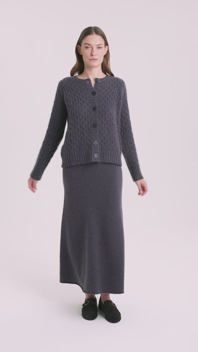 Damen Cardigan aus 75 % Kaschmir und 25 % Seide – Cardigan mit grafischem Zopfstrickmuster in mittelschwerer Qualität mit körperbetonter, gerader Passform, Rundhalsausschnitt mit Kragen in Rippstruktur sowie klassischer Schulterform und langen, schmalen Ärmeln. Ärmelbündchen und Saum sind in Rippstruktur gearbeitet. Eine gerippte Knopfleiste mit Knöpfen aus waschbarem Leder rundet das Design stilvoll ab.