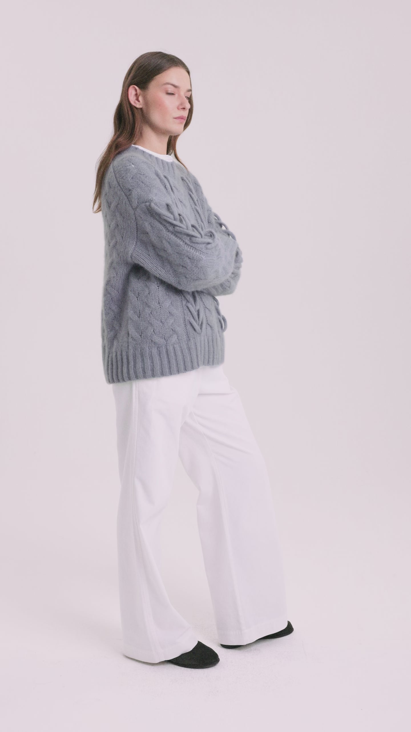 Damen Pullover aus 75 % Kaschmir und 25 % Seide in Blue Mirage – Pullover mit Zopfstrickmuster und zusätzlich applizierten 3D-Zöpfen in grober Strickqualität mit relaxter Passform, Rundhalsausschnitt mit Kragen in Rippstruktur, überschnittener Schulter sowie langen, relaxten Ärmeln. Ärmelbündchen und Saum sind in Rippstruktur gearbeitet und unterstreichen den markanten, handwerklichen Charakter des Designs.
