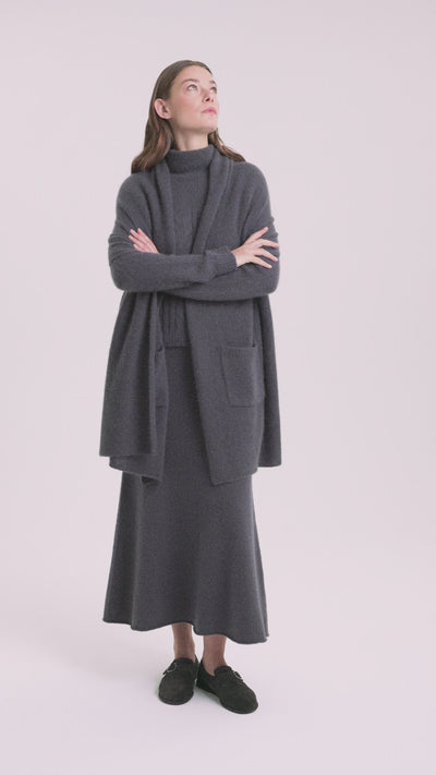 Damen Schal aus 75 % Kaschmir und 25 % Seide – glatt und locker gestrickter Schal in grober Strickqualität mit aufgesetzten Taschen. Das vielseitig tragbare Modell verbindet weiche Haptik mit funktionalem Design und bietet zahlreiche Stylingmöglichkeiten.